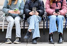 ++ THEMENBILD ++ HANDYVERBOT AN SCHULEN - picture alliance / MAX SLOVENCIK / APA / picturedesk.com