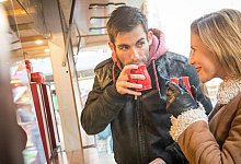Ein Paar auf dem Weihnachtsmarkt - Christin Klose/dpa-tmn