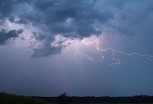 Ein Gewitter entl&auml;dt sich &uuml;ber einem Feld - Alexander Wolf/onw-images/dpa