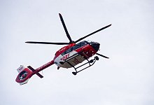 Ein Rettungshubschrauber fliegt zur Notaufnahme einer Klinik - Stefan Sauer/dpa