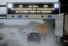 Anzeige mit der Aufschrift „Bei Stau Durchfahrtsverbote“ - Peter Kneffel/dpa