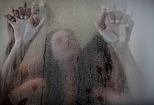 Intimes junges Paar in der Dusche - Zerocreatives/Westend61/dpa-tmn