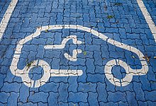 Elektromobilität – Parkplatz an Schnellladesäule - Jan Woitas/dpa