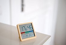 Ein Hygrometer steht in einer Wohnung - Zacharie Scheurer/dpa-tmn