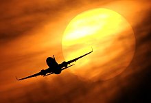 Flugzeug - Foto: Julian Stratenschulte/dpa