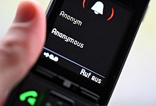 Ein Mann hält ein Festnetz-Telefon - Wolf von Dewitz/dpa-Zentralbild/dpa