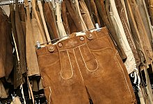 Lederhosen hängen in einem Trachtengeschäft - Tobias Hase/dpa/dpa-tmn
