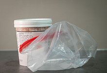 Eisbecher steht neben einem Gefrierbeutel - Christin Klose/dpa-tmn