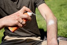 Ein Mann tr&auml;gt Sonnencreme auf - Zacharie Scheurer/dpa-tmn