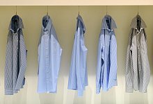 Hemden h&auml;ngen auf Kleiderb&uuml;geln - Caroline Seidel-Di&szlig;mannel/dpa/dpa-tmn