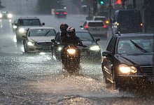 Autos und Motorräder bei Starkregen auf der Straße - Jörg Carstensen/dpa/dpa-tmn