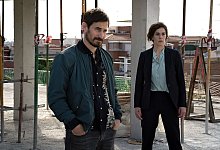 Fina Valent (Anne Sch&auml;fer) und Xavi Bonet (Clemens Schick) werden zu einem Tatort auf eine der vielen Baustellen Barcelonas gerufen in einer Szene des "Barcelona-Krimi: Blutiger Beton". - Charlotte Jansen/ARD/Degeto/dpa