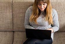 EIne Frau arbeitet am Laptop - Christin Klose/dpa-tmn