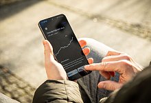 Ein Mann benutzt App f&uuml;r ETF-Kauf - Christin Klose/dpa-tmn