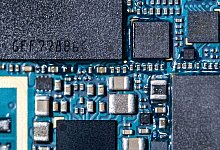 Verbaute Chips in einem ge&ouml;ffneten Smartphone. - Lino Mirgeler/dpa