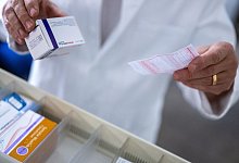 Medikamente in einer Apotheke - Monika Skolimowska/dpa