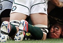 Der Kopf ist besonders beim Tackling gef&auml;hrdet und seit 2017 ist darum eine Regel in Kraft, die Kontakte oberhalb der Schulterlinie ahndet. - Kim Ludbrook/EPA/dpa