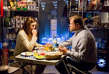 Carola (Bettina Mittendorfer) und Jens (Michael A. Grimm) sind vorbereitet. - Anjeza Cikopano/Allegro Film/ORF/BR/dpa