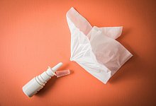 Nasenspray und Taschentuch - Christin Klose/dpa-tmn