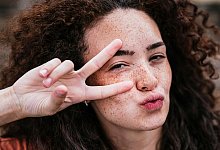 Frau mit Sommersprossen - Jose Luis Carrascosa/Westend61/dpa-tmn