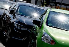 Autos stehen in der prallen Sonne - Britta Pedersen/dpa-Zentralbild/dpa-tmn