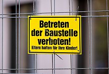 Ein Schild mit der Aufschrift &bdquo;Eltern haften f&uuml;r ihre Kinder!&ldquo; - Monika Skolimowska/dpa/dpa-tmn