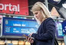 Eine Frau am Bahnhof - Christin Klose/dpa-tmn