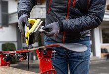 Skifahrer wachst seine Skier - Benjamin Nolte/dpa-tmn