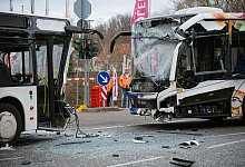 Zwei Linienbusse zusammengesto&szlig;en - Oliver Dietze/dpa