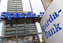 Unter den Geldhäusern, die Negativzinsen wiedr abschaffen, sind neben Online-Banken vor allem viele regionale Institute, darunter mehrere Sparda- und PSD-Banken sowie auch Volksbanken und Sparkassen. - picture alliance / Peter Kneffel/dpa