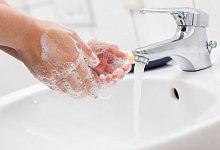 Eine Person wäscht sich die Hände - Christin Klose/dpa-tmn