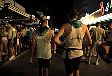Vorwiegend junge Leute gehen am Abend durch die Schinkenstraße im Party-Viertel Ballermann auf Mallorca. - Clara Margais/dpa