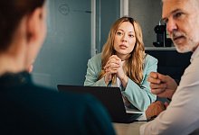 Gespr&auml;ch in einem B&uuml;ro - Zacharie Scheurer/dpa-tmn