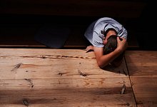 Eine Junge hält sich die Hand über den Kopf - Annette Riedl/dpa/dpa-tmn