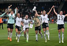 Deutschlands Spielerinnen feiern nach Spielende. - Sebastian Gollnow/dpa