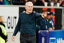 Freiburgs Trainer Christian Streich gibt seiner Mannschaft im Spiel die Richtung vor. - Uwe Anspach/dpa