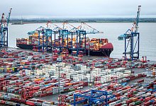 Exportnation Deutschland in schwerem Fahrwasser - Sina Schuldt/dpa