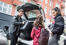 Familie verstaut ihr Gep&auml;ck im Kofferraum des Autos - Christin Klose/dpa-tmn