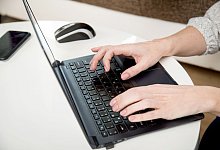 Eine Frau sitzt am Notebook - Foto: Christin Klose/dpa-tmn