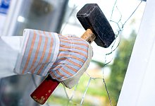 Schaden durch Einbrecher - Foto: Hauke-Christian Dittrich/dpa