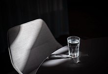 Ein Glas Wasser steht auf einem Tisch - Zacharie Scheurer/dpa-tmn