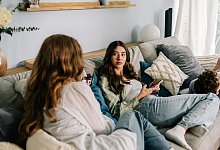 Junge Menschen sitzen auf einem Sofa - Zacharie Scheurer/dpa-tmn