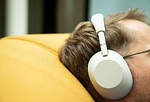 Ein Mann trägt den Sony Kopfhörer WH-1000XM6 - Christin Klose/dpa-tmn