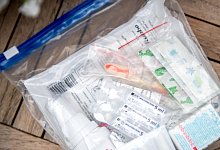 Eine Reiseapotheke in einem Zip-Beutel - Zacharie Scheurer/dpa-tmn