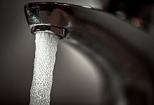 Trinkwasser l&auml;uft aus einem Wasserhahn - Felix K&auml;stle/dpa/dpa-tmn