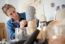 Künstlerin erschafft Urnen in Atelier - Bernd Thissen/dpa