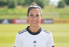 Verteidigerin Sara Doorsoun freut sich über das neue Nationaltrikot. - Sebastian Gollnow/dpa