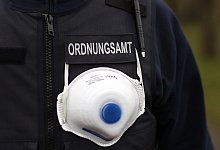 Das Ordnungsamt war unterwegs in Sachen Corona und Tönnies, als ein Mitarbeiter des Amtes bei einem Hausbesuch ein dringendes Bedürfnis verspürte. - picture alliance / Symbolbild