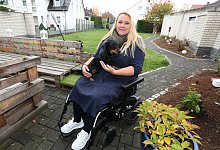 Anke Rustemeier leidet an der seltenen Krankheit PLS und kann sich draußen nur noch mit dem Rollstuhl fortbewegen. - Wolfgang Rudolf