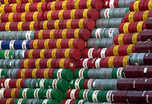 Ölfässer - Kay Nietfeld/dpa